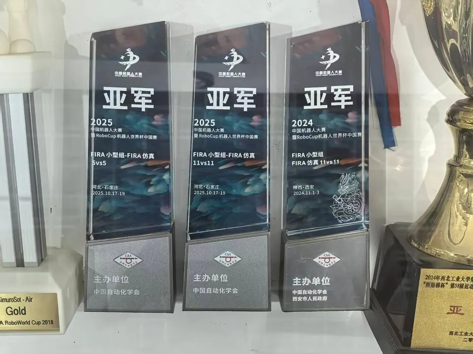 基地展示柜中的奖杯